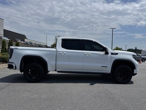 Used 2023 GMC Sierra 1500 AT4 w/ AT4 Premium Package AWD/4WD image 11