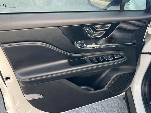 Used 2021 Lincoln Corsair AWD w/ Premium Package image 17