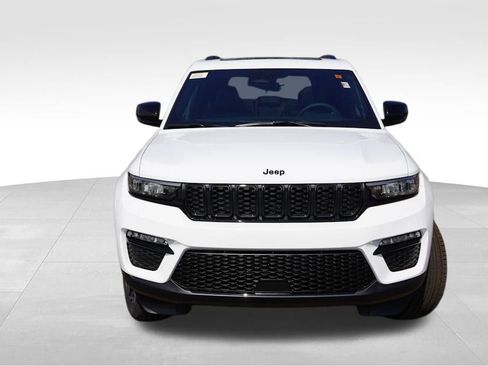 New 2025 Jeep Grand Cherokee Limited w/ Black Appearance Package image 8