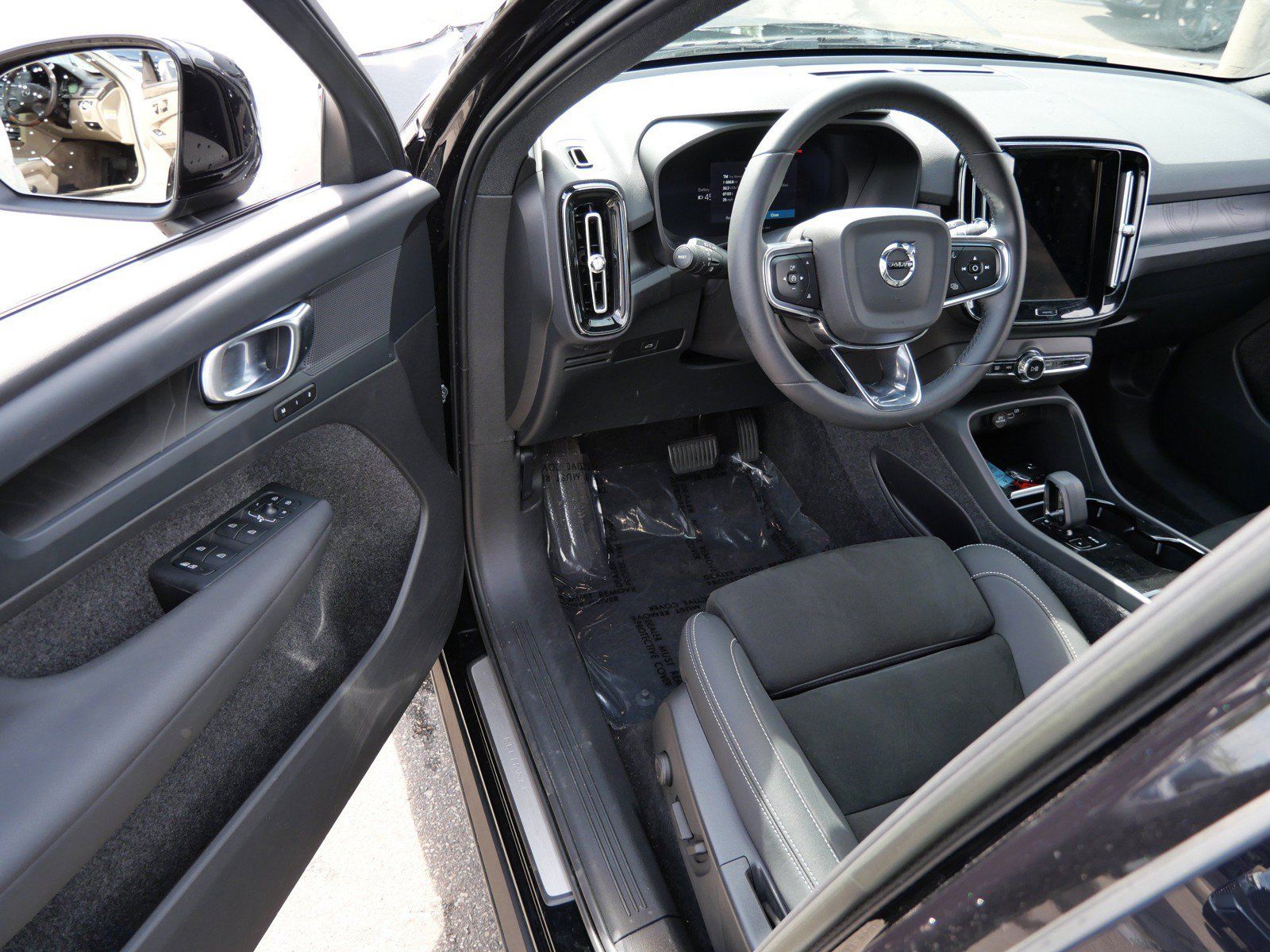 Used 2023 Volvo XC40 Recharge Plus w/ Protection Package Premier AWD/4WD image 10