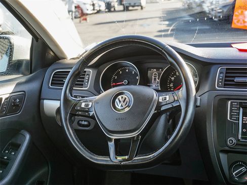 Used 2017 Volkswagen Jetta SE image 16