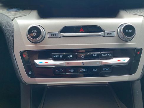 Used 2022 Ford Explorer XLT w/ Equipment Group 202A image 15