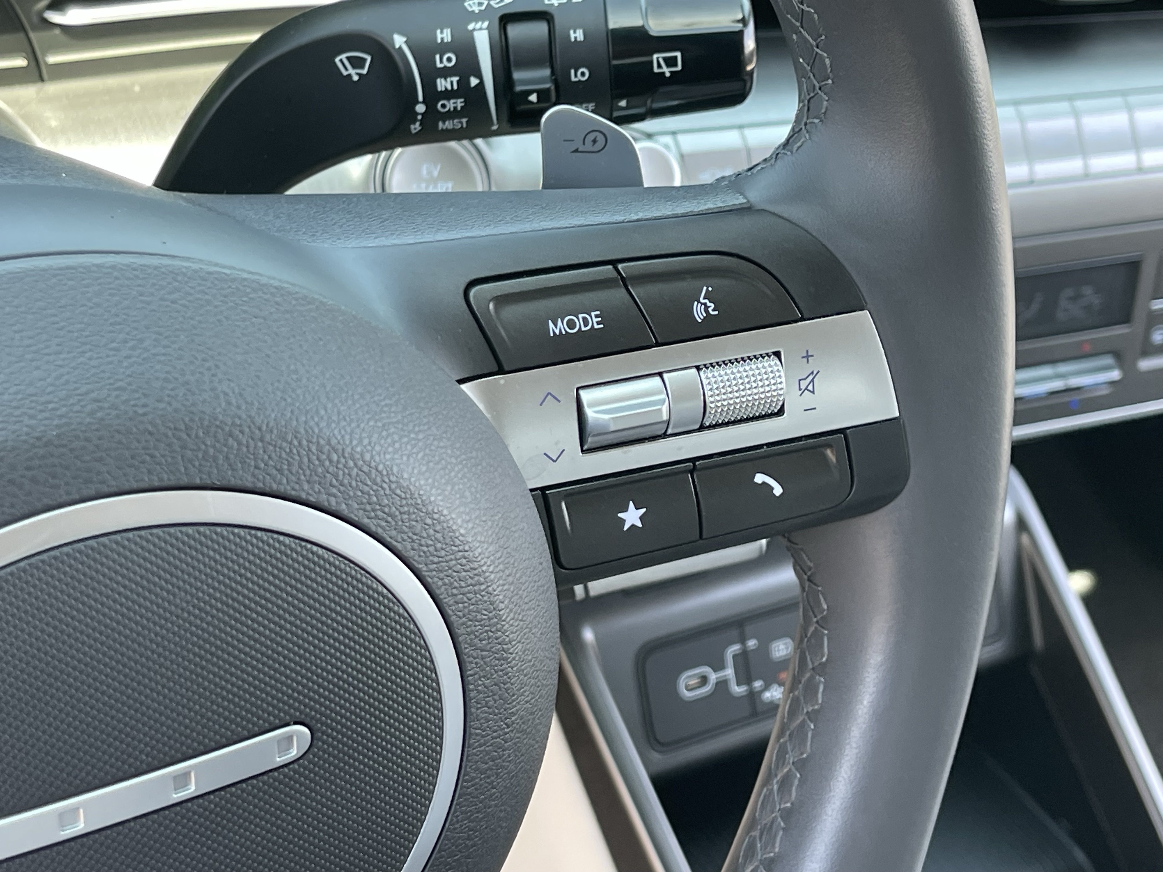 Used 2025 Hyundai Kona SEL FWD image 24