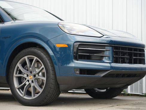 Used 2024 Porsche Cayenne E-Hybrid w/ Premium Package image 63