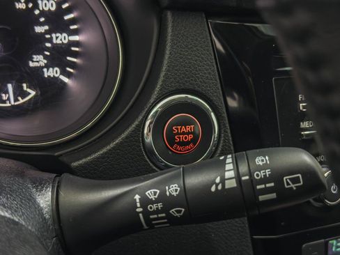 Used 2017 Nissan Rogue SV image 31