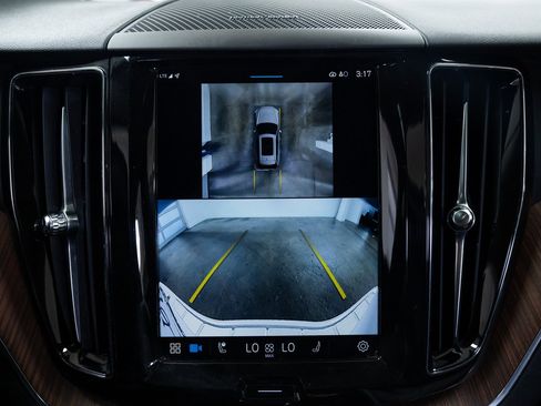 Used 2024 Volvo XC60 T8 Plus image 13