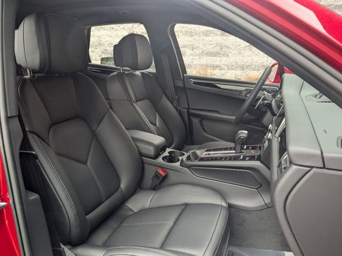 Used 2025 Porsche Macan image 26