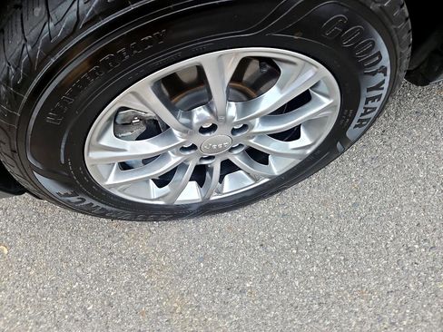 Used 2021 Jeep Cherokee Latitude Plus w/ Mopar Interior Package image 10