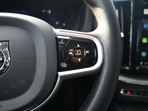 Used 2025 Volvo XC60 B5 Plus image 19