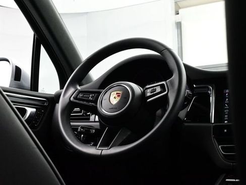 Certified 2025 Porsche Macan AWD/4WD image 19