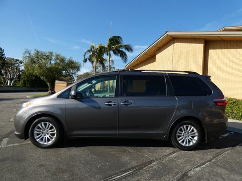 Used 2017 Toyota Sienna XLE image 14
