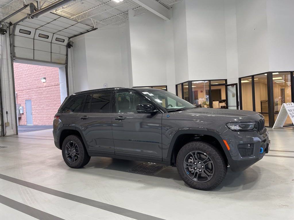 New 2024 Jeep Grand Cherokee Trailhawk w/ Advanced Protech Group II AWD/4WD image 2