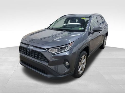 Used 2021 Toyota RAV4 XLE Premium image 3
