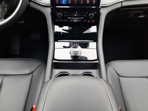 Used 2025 Jeep Grand Cherokee Limited image 18