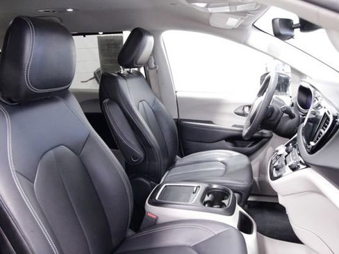 Used 2024 Chrysler Pacifica Touring-L image 13