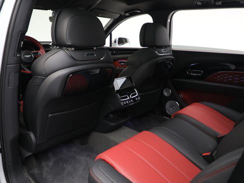 New 2025 Bentley Bentayga Extended Wheelbase image 18