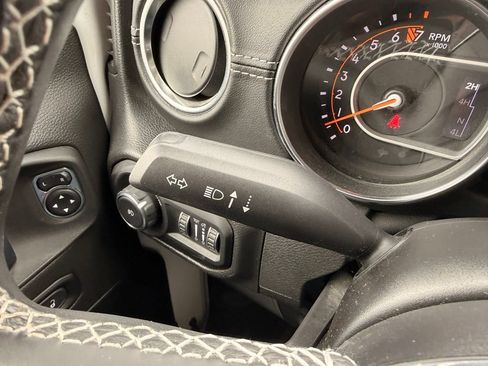 Used 2022 Jeep Wrangler Unlimited Sahara AWD/4WD image 19