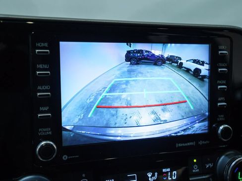 Used 2020 Toyota Highlander LE FWD image 24