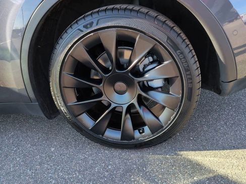 Used 2022 Tesla Model Y Long Range image 13