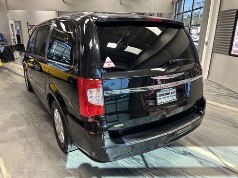 Used 2015 Chrysler Town & Country Touring image 30
