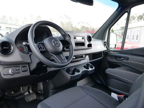 Used 2024 Mercedes-Benz Sprinter 2500 image 2