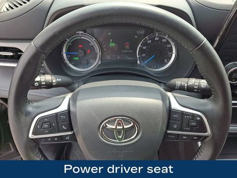 Used 2023 Toyota Highlander LE AWD/4WD image 4