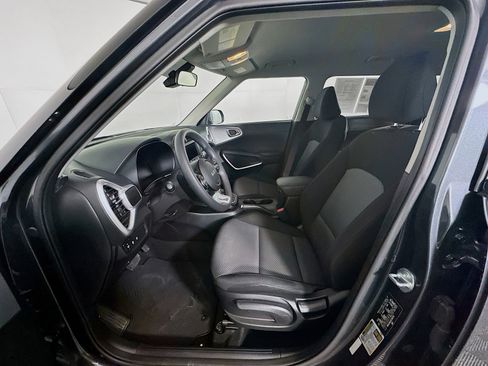 Used 2025 Kia Soul LX w/ LX Technology Package image 13