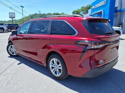 Used 2025 Toyota Sienna XLE w/ XLE Plus Package AWD/4WD image 6