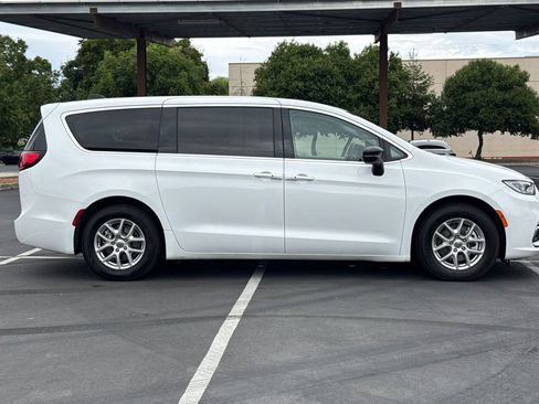Used 2024 Chrysler Pacifica Touring-L FWD image 10