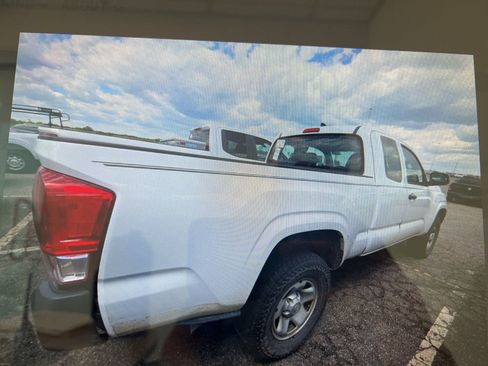 Used 2017 Toyota Tacoma SR RWD image 11