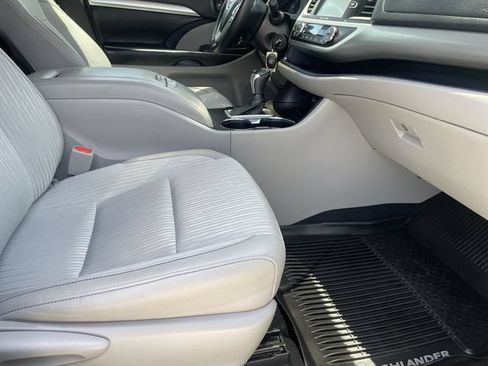 Used 2019 Toyota Highlander Plus FWD image 25