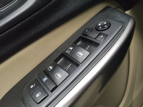 Used 2019 Jeep Cherokee Latitude w/ Popular Appearance Group FWD image 27
