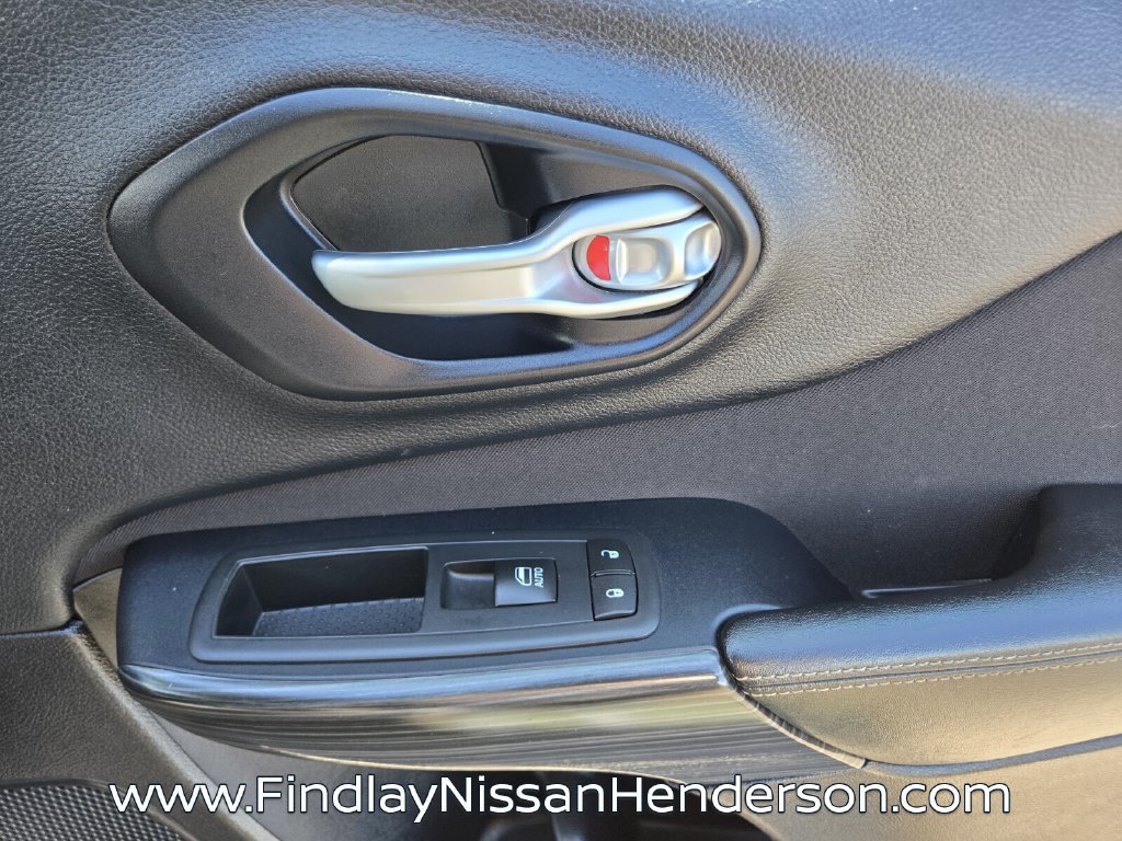 Used 2016 Jeep Cherokee Latitude FWD image 18