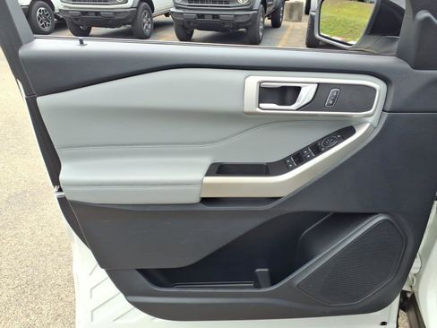 Used 2022 Ford Explorer XLT w/ Equipment Group 202A image 8