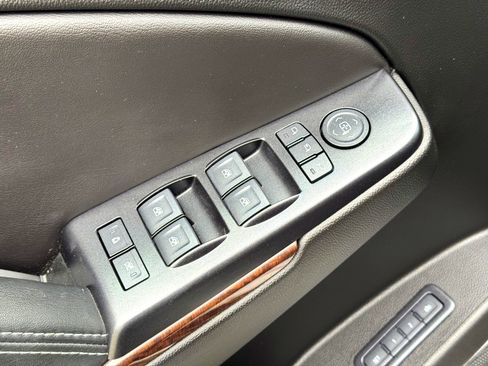 Used 2018 GMC Yukon SLT w/ Premium Edition image 18