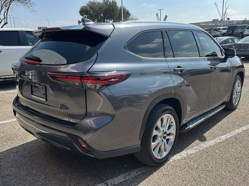 Used 2024 Toyota Highlander Limited image 3