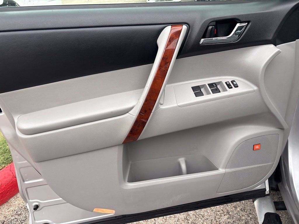 Used 2013 Toyota Highlander Limited FWD image 12