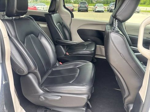 Used 2023 Chrysler Pacifica Touring-L FWD image 24