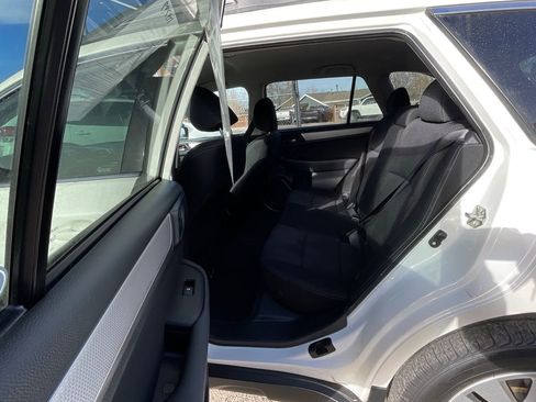 Used 2017 Subaru Outback 2.5i Premium image 19