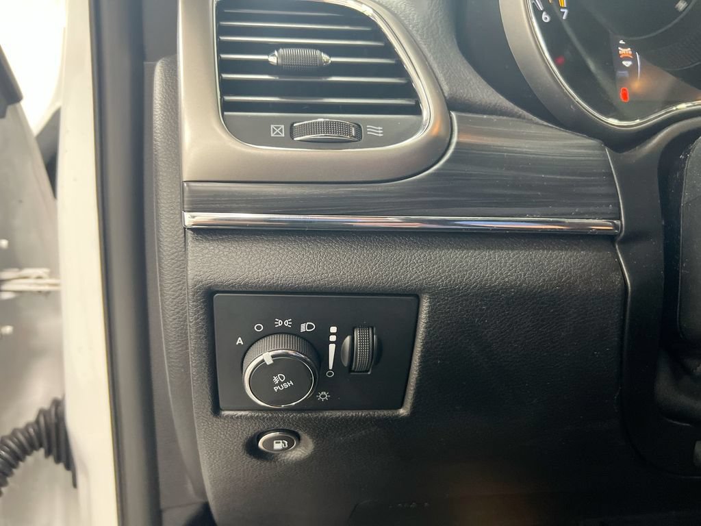 Used 2019 Jeep Grand Cherokee Limited AWD/4WD image 19