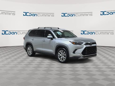 Used 2024 Toyota Grand Highlander AWD image 2