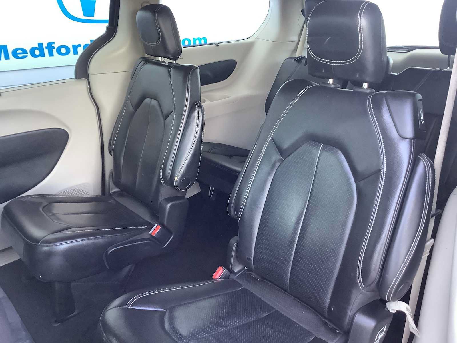 Used 2022 Chrysler Pacifica Touring-L FWD image 13