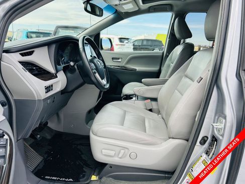 Used 2016 Toyota Sienna XLE Premium image 3