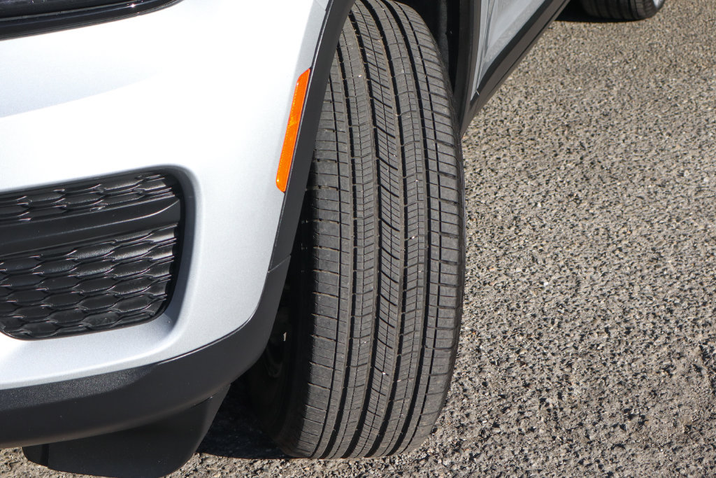 Used 2024 Jeep Grand Cherokee Altitude RWD image 42