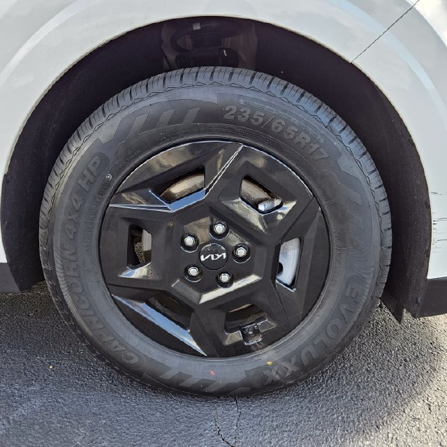 Used 2025 Kia Carnival FWD image 39