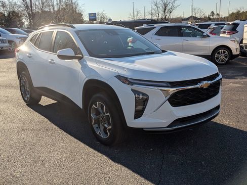 Used 2025 Chevrolet Trax LT w/ LT Convenience Package image 2