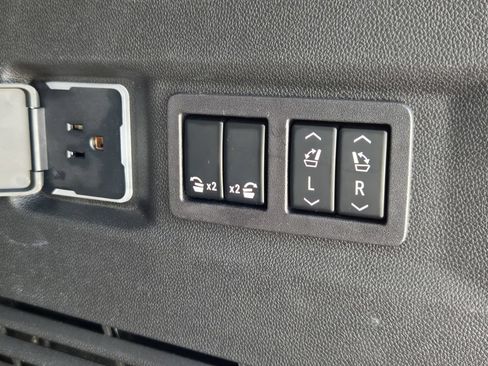 Used 2023 GMC Yukon AT4 w/ AT4 Premium Plus Package AWD/4WD image 13