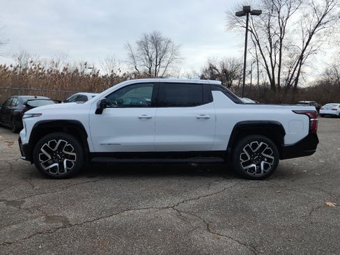 New 2025 Chevrolet Silverado EV RST image 10