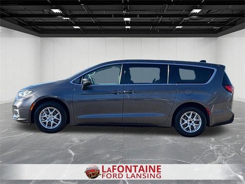 Used 2023 Chrysler Pacifica Touring-L image 3