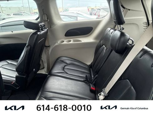 Used 2023 Chrysler Pacifica Touring-L FWD image 10